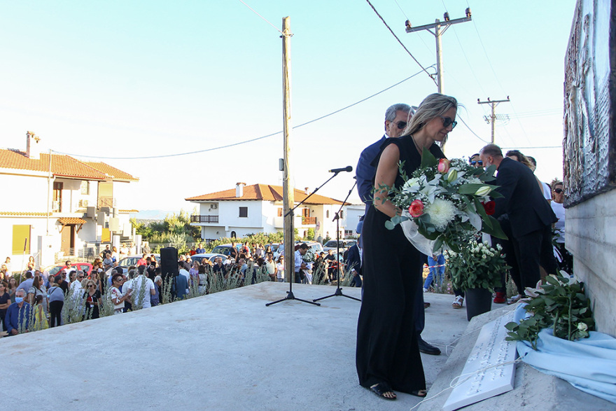 Δάκρυα για το Μάτι: Μνημείο για τα 102 θύματα της φονικής πυρκαγιάς - Επιμνημόσυνη δέηση στο Λιμανάκι