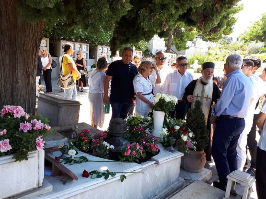 Αλίκη Βουγιουκλάκη: Ποιοι βρέθηκαν στο ετήσιο μνημόσυνο - Δείτε φωτογραφίες  