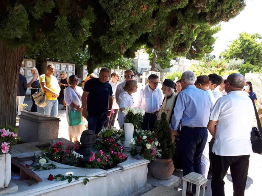 Αλίκη Βουγιουκλάκη: Ποιοι βρέθηκαν στο ετήσιο μνημόσυνο - Δείτε φωτογραφίες  