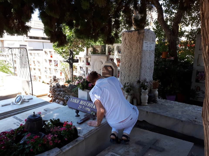 Αλίκη Βουγιουκλάκη: Ποιοι βρέθηκαν στο ετήσιο μνημόσυνο - Δείτε φωτογραφίες  