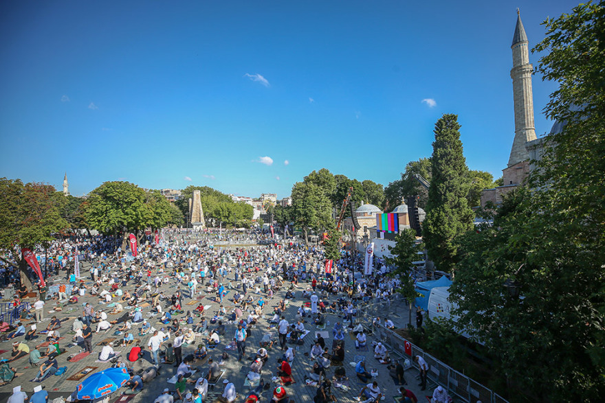 Αγιά Σοφία: Τζαμί μετά από 86 χρόνια - Συρρέουν οι Τούρκοι έξω από τη Μεγάλη Εκκλησιά - Δείτε live