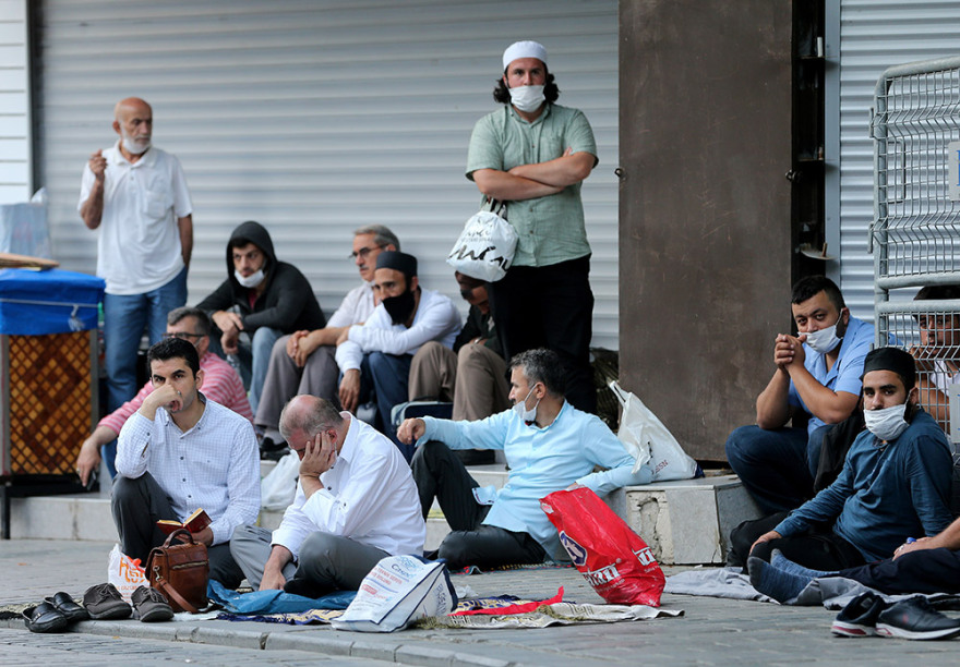 Αγιά Σοφία: Τζαμί μετά από 86 χρόνια - Συρρέουν οι Τούρκοι έξω από τη Μεγάλη Εκκλησιά - Δείτε live
