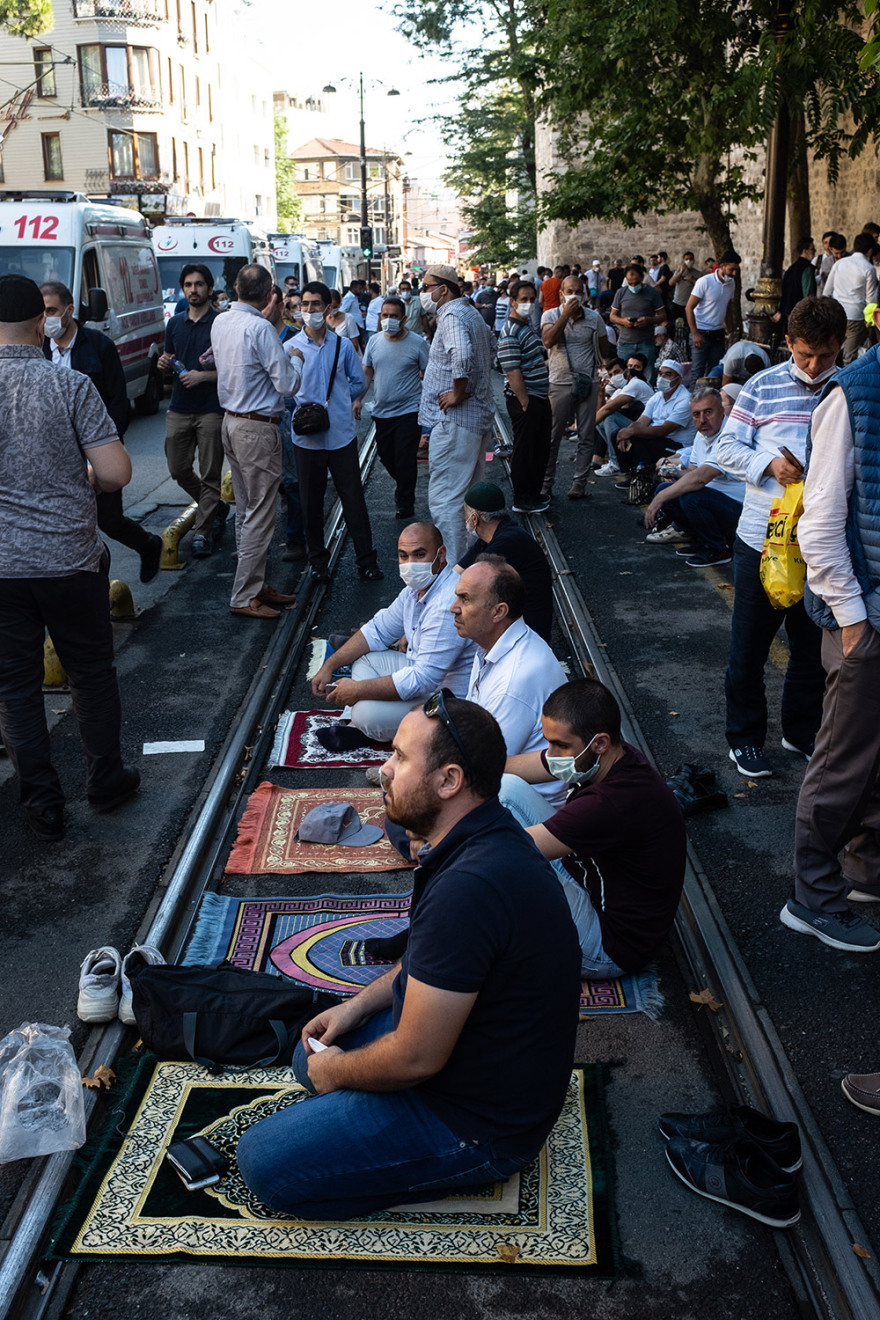Αγιά Σοφία: Τζαμί μετά από 86 χρόνια - Συρρέουν οι Τούρκοι έξω από τη Μεγάλη Εκκλησιά - Δείτε live