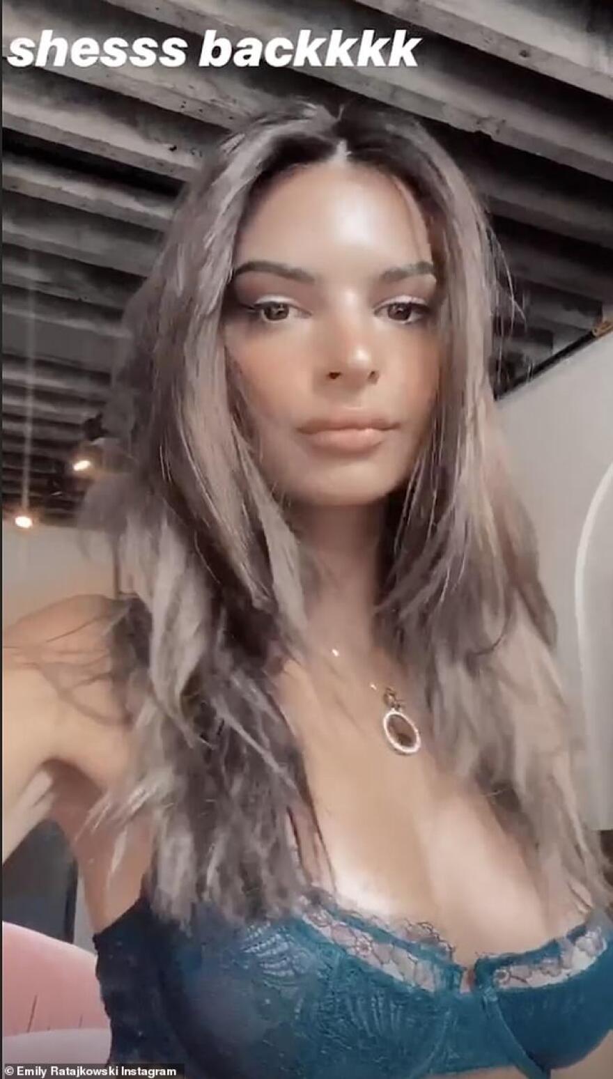 Η Έμιλι Ρατακόφσκι έγινε πάλι καστανή και το «γιόρτασε» με σέξι φωτογραφίες