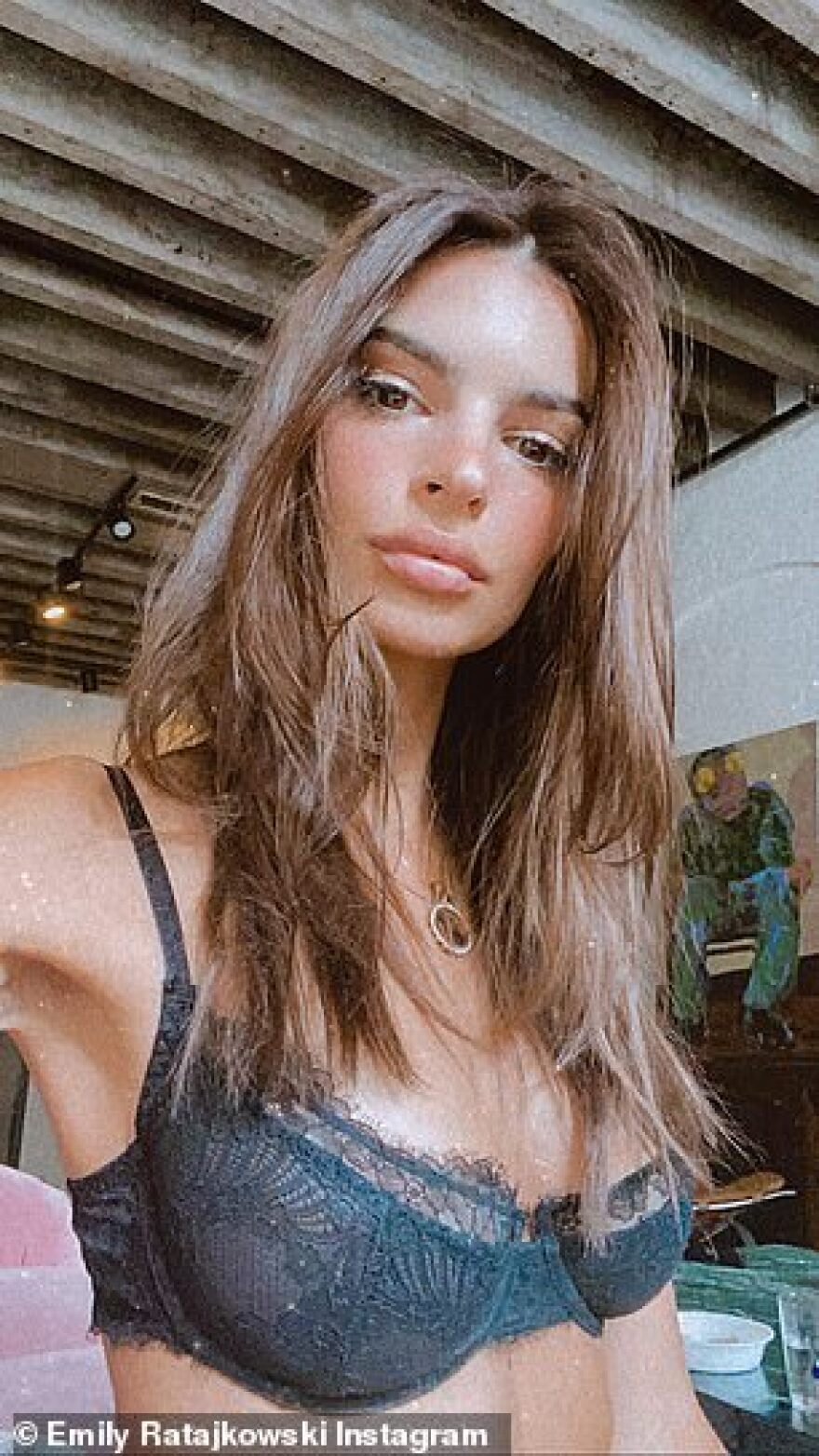 Η Έμιλι Ρατακόφσκι έγινε πάλι καστανή και το «γιόρτασε» με σέξι φωτογραφίες