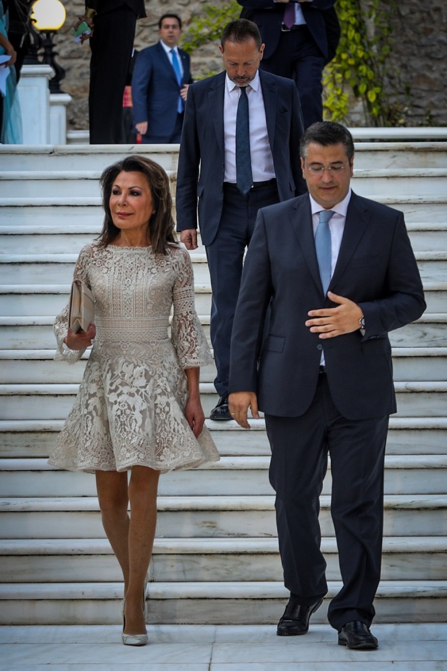 Προεδρικό Μέγαρο: Τι φόρεσαν οι κυρίες - Ποιες στιλιστικές επιλογές ξεχώρισαν (φωτό)