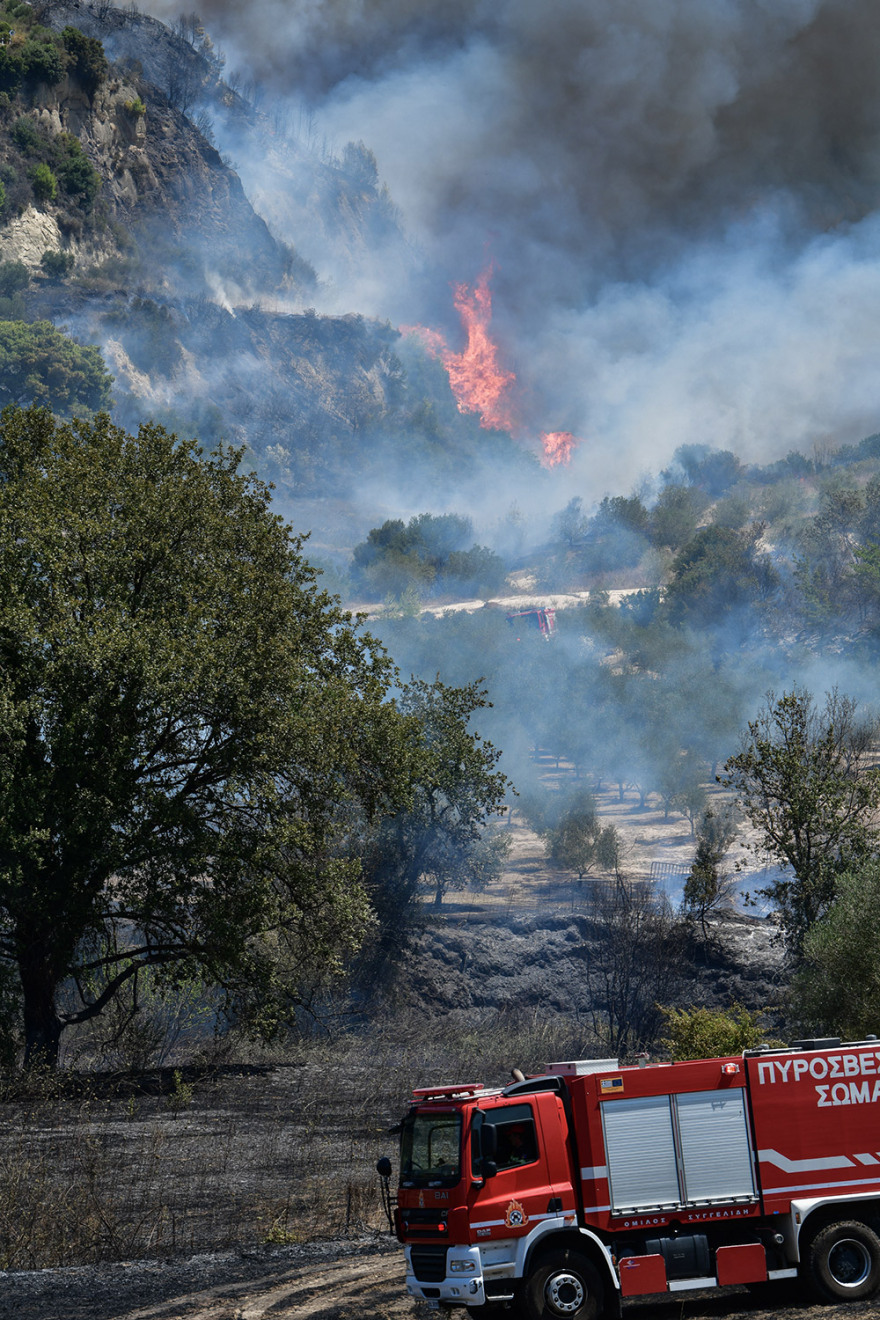 Ηλεία: Μαίνεται η φωτιά στην περιοχή Γραμματικό -  Δεν απειλούνται κατοικημένες περιοχές