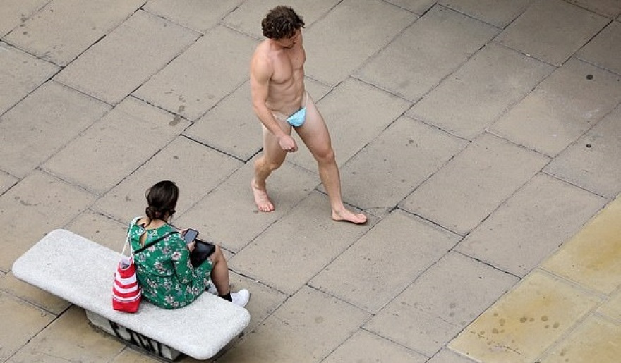 Απίστευτο θέαμα στο Λονδίνο: Κυκλοφορούσε γυμνός φορώντας μόνο... μάσκα 