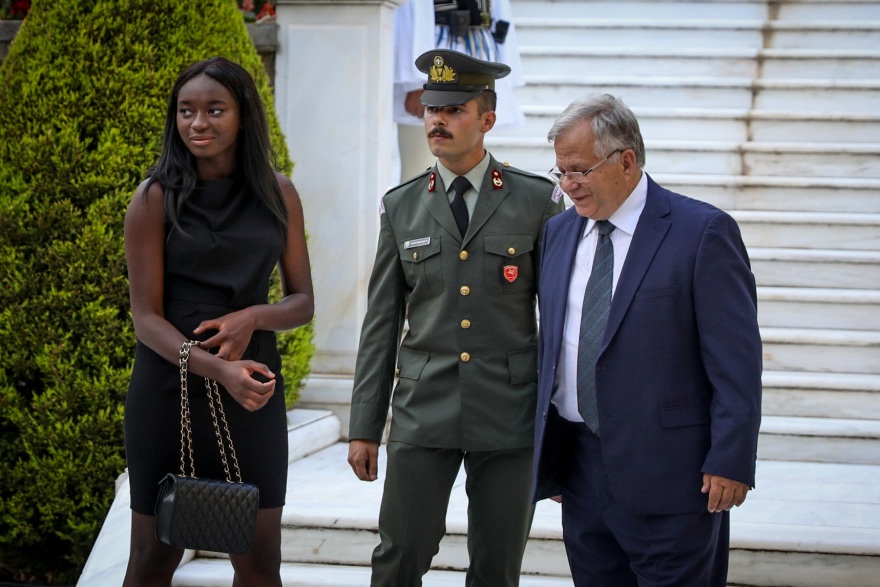 Προεδρικό Μέγαρο: Τι φόρεσαν οι κυρίες - Ποιες στιλιστικές επιλογές ξεχώρισαν (φωτό)