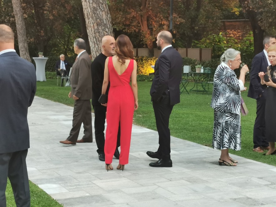 Προεδρικό Μέγαρο: Τι φόρεσαν οι κυρίες - Ποιες στιλιστικές επιλογές ξεχώρισαν (φωτό)