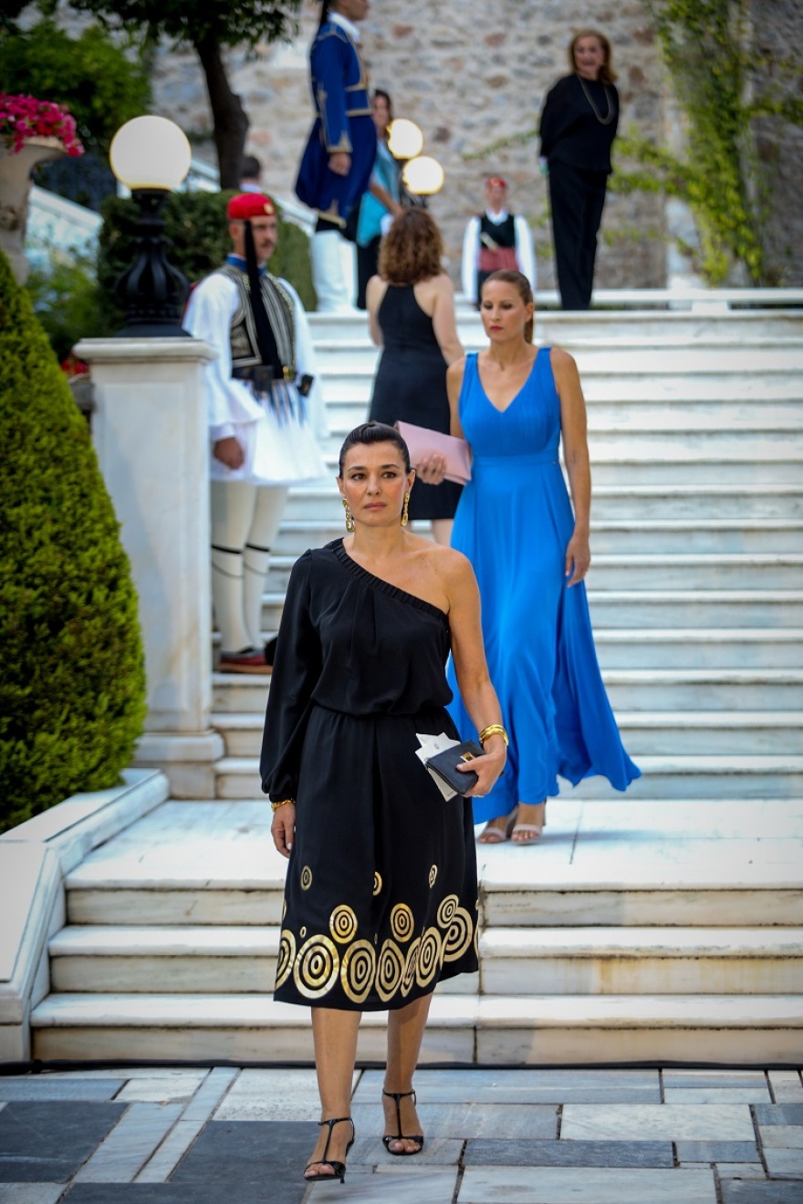 Προεδρικό Μέγαρο: Τι φόρεσαν οι κυρίες - Ποιες στιλιστικές επιλογές ξεχώρισαν (φωτό)