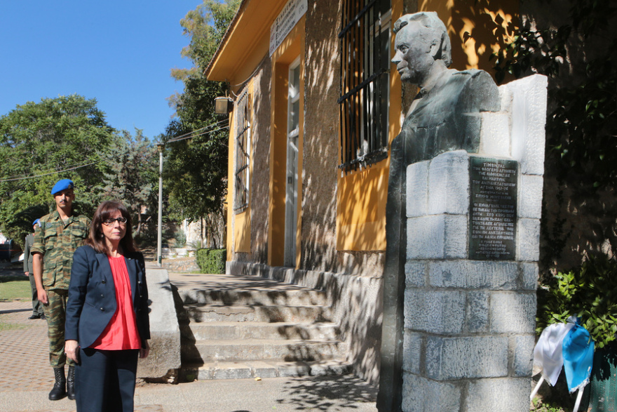 Κατερίνα Σακελλαροπούλου: Στεφάνι στη μνήμη των θυμάτων της δικτατορίας από την ΠτΔ