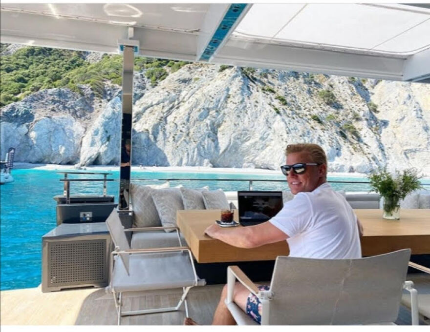 Μύκονος: Η απόβαση Γερμανού πολυεκατομμυριούχου στον Πάνορμο με το ελικόπτερο των 2 εκατ. ευρώ