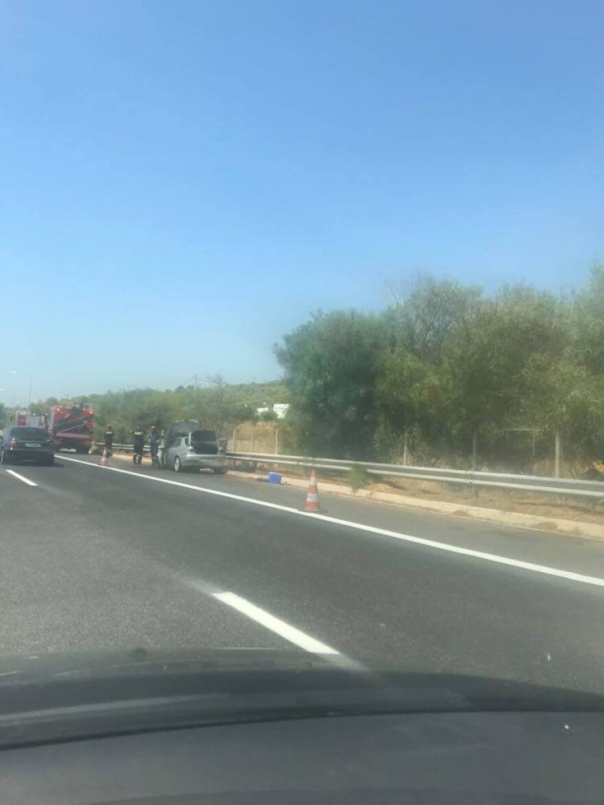 Κίνηση: Αυτοκίνητο πήρε φωτιά στην Εθνική Οδό 