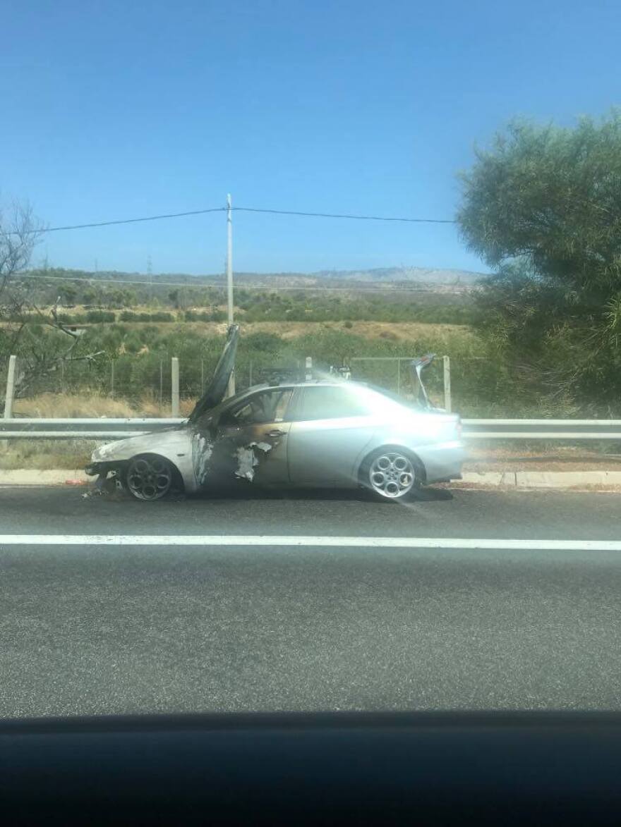 Κίνηση: Αυτοκίνητο πήρε φωτιά στην Εθνική Οδό 