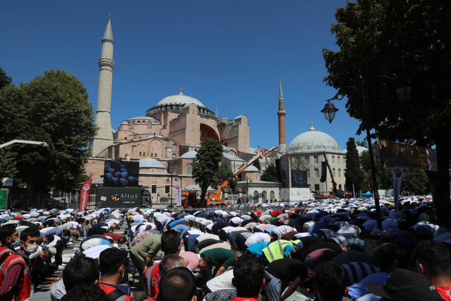 Αγιά Σοφιά: Ο Ερντογάν την ανοίγει όλο το 24ωρο - Παραλήρημα εθνικιστικού φανατισμού το μήνυμα της Αθήνας