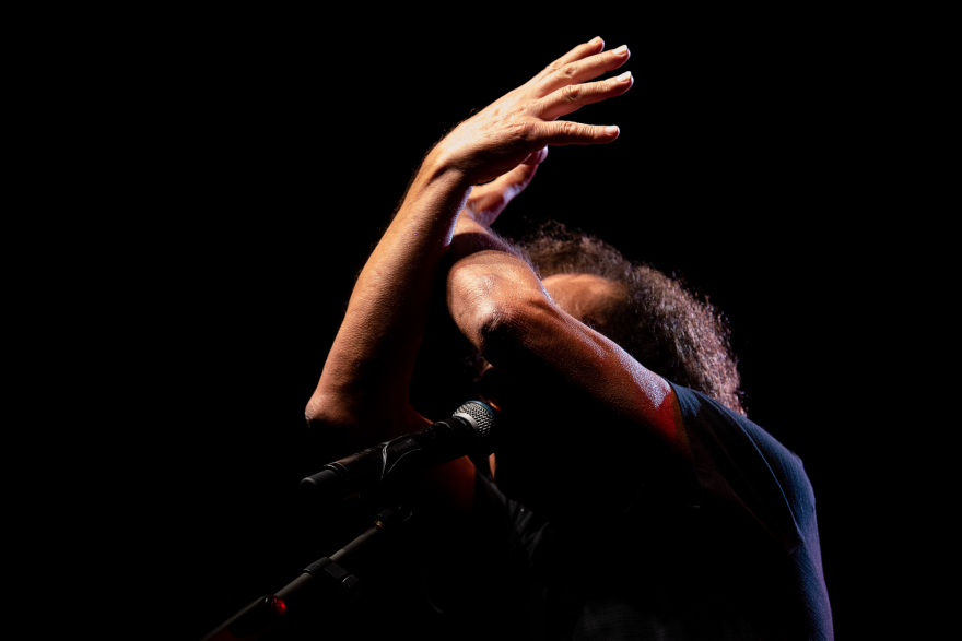 Βασίλης Παπακωνσταντίνου: Η μαγική βραδιά στο θέατρο Πέτρας