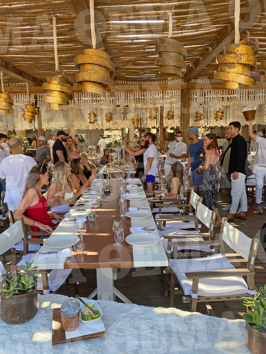 Στη Μύκονο ο Νταν Μπιλζέριαν, μαζί με ένα «μπουκέτο» καλλονές - Φωτογραφίες