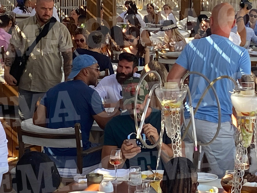 Στη Μύκονο ο Νταν Μπιλζέριαν, μαζί με ένα «μπουκέτο» καλλονές - Φωτογραφίες