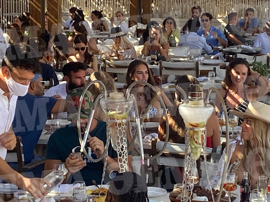 Στη Μύκονο ο Νταν Μπιλζέριαν, μαζί με ένα «μπουκέτο» καλλονές - Φωτογραφίες