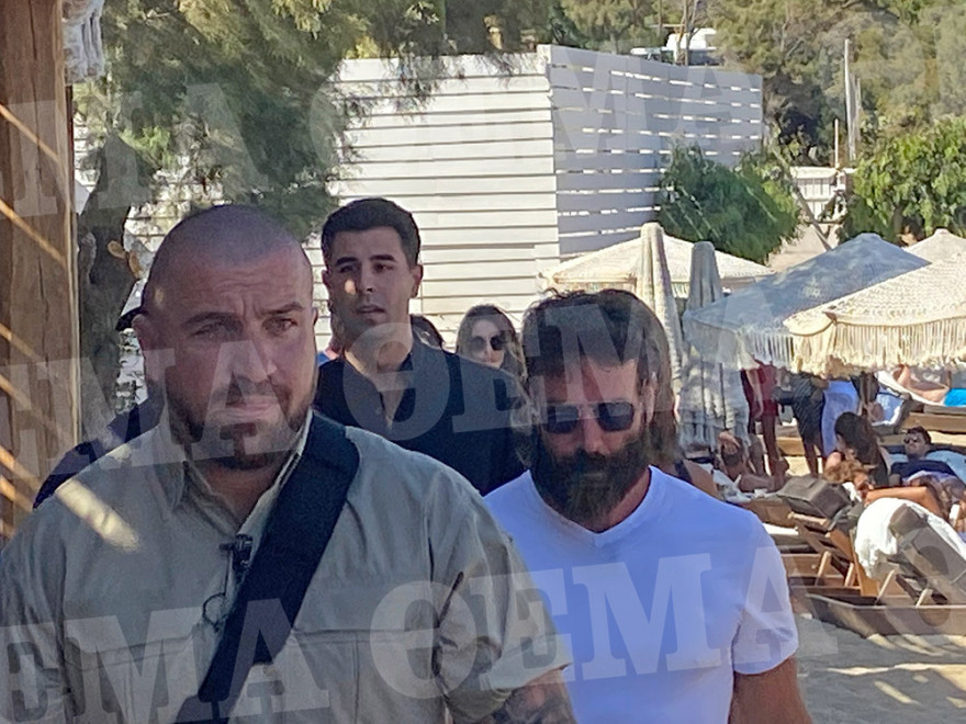 Στη Μύκονο ο Νταν Μπιλζέριαν, μαζί με ένα «μπουκέτο» καλλονές - Φωτογραφίες