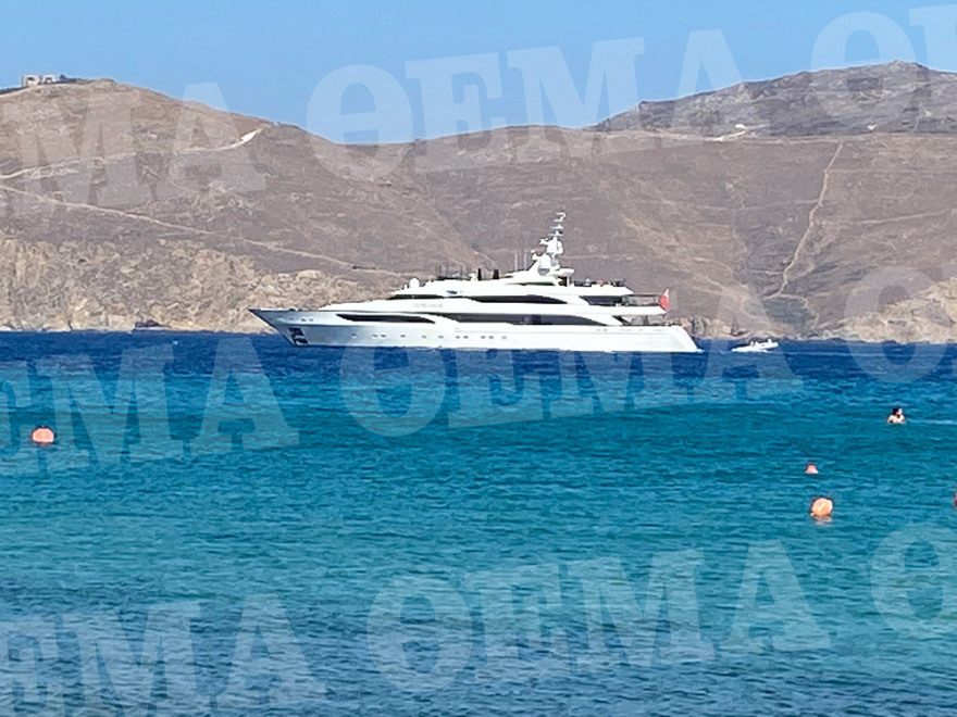 Στη Μύκονο ο Νταν Μπιλζέριαν, μαζί με ένα «μπουκέτο» καλλονές - Φωτογραφίες