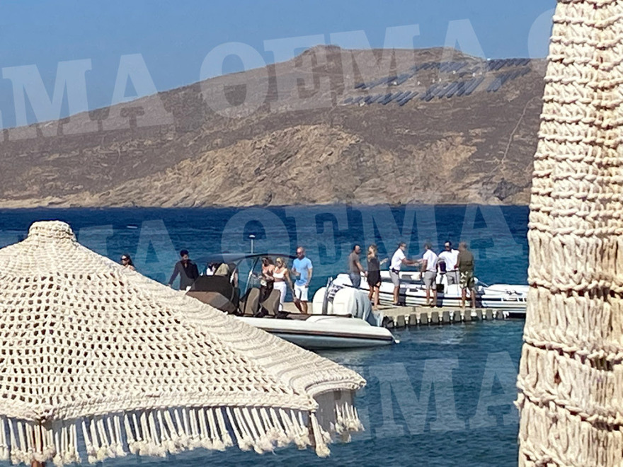 Στη Μύκονο ο Νταν Μπιλζέριαν, μαζί με ένα «μπουκέτο» καλλονές - Φωτογραφίες