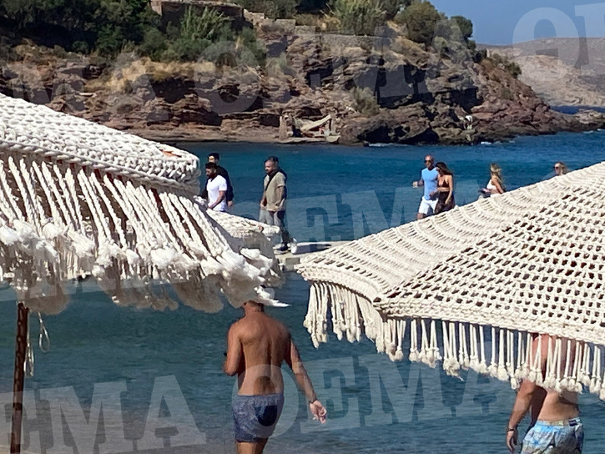 Στη Μύκονο ο Νταν Μπιλζέριαν, μαζί με ένα «μπουκέτο» καλλονές - Φωτογραφίες