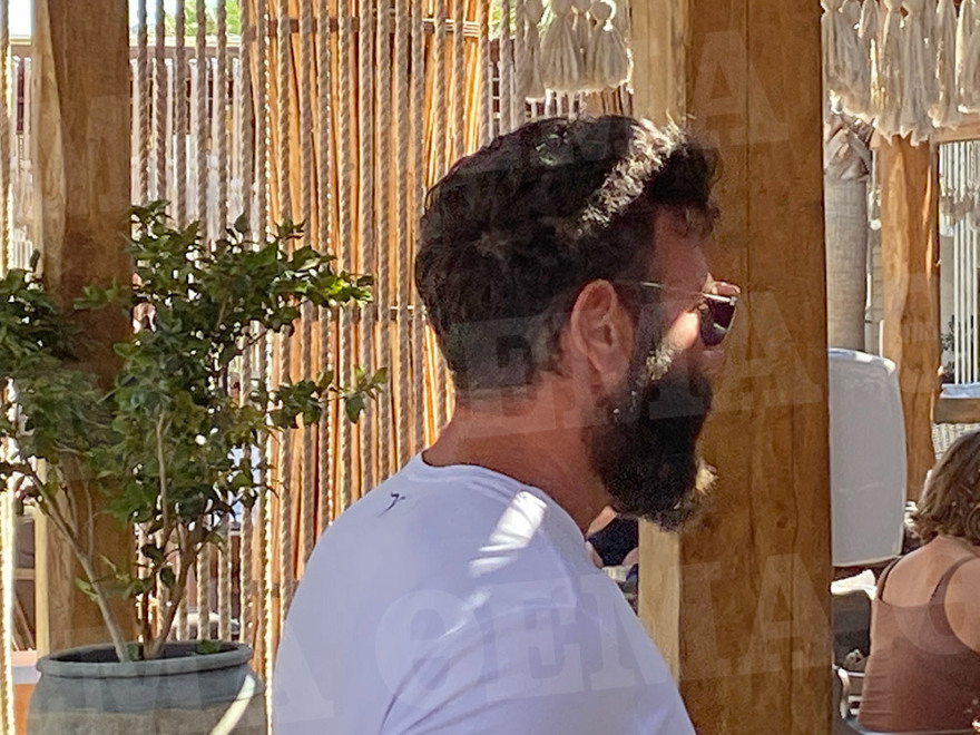 Στη Μύκονο ο Νταν Μπιλζέριαν, μαζί με ένα «μπουκέτο» καλλονές - Φωτογραφίες