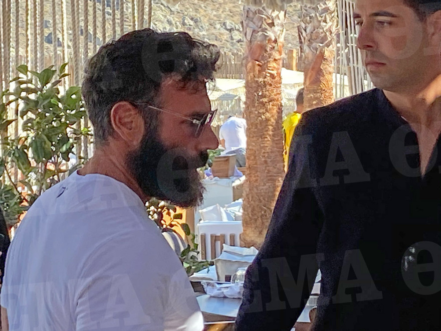 Στη Μύκονο ο Νταν Μπιλζέριαν, μαζί με ένα «μπουκέτο» καλλονές - Φωτογραφίες