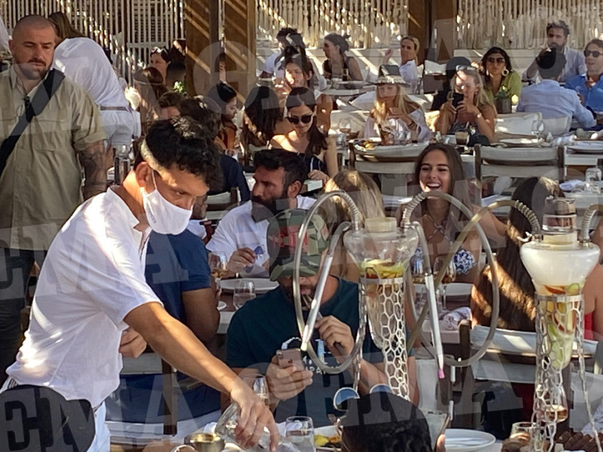 Στη Μύκονο ο Νταν Μπιλζέριαν, μαζί με ένα «μπουκέτο» καλλονές - Φωτογραφίες