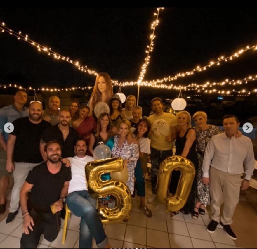  Η Έλλη Κοκκίνου έκλεισε τα 50 και το γιόρτασε με πάρτι έκπληξη