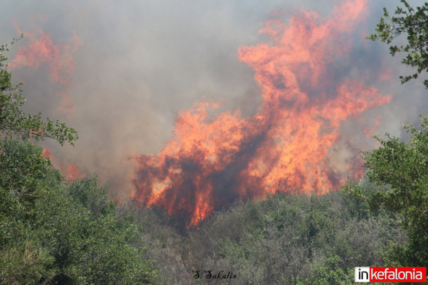 Φωτιά στην Κεφαλονιά: Σε ύφεση το μέτωπο στις Κεραμειές