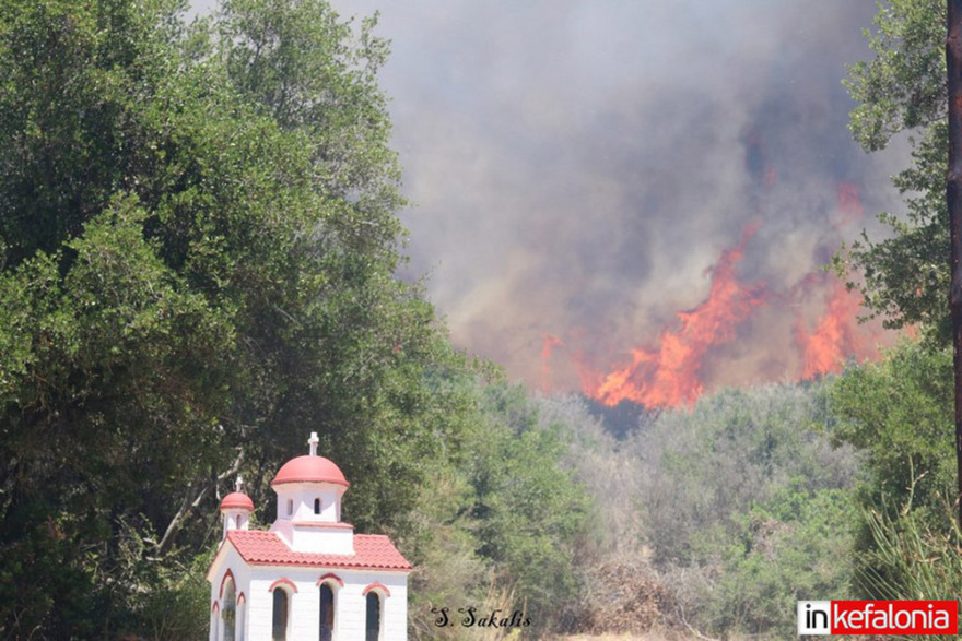 Φωτιά στην Κεφαλονιά: Σε ύφεση το μέτωπο στις Κεραμειές