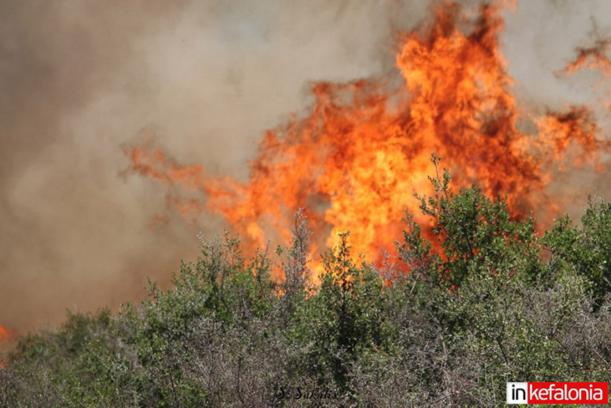 Φωτιά στην Κεφαλονιά: Σε ύφεση το μέτωπο στις Κεραμειές