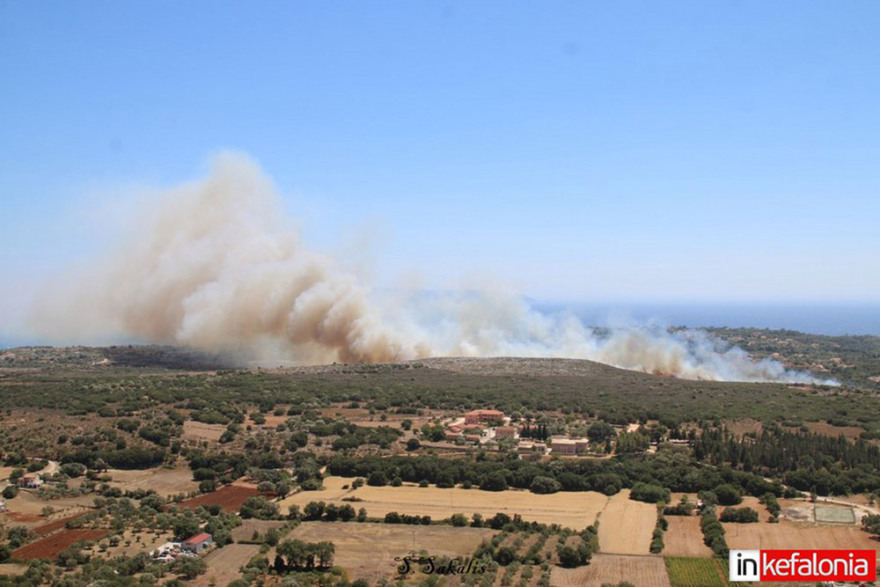 Φωτιά στην Κεφαλονιά: Σε ύφεση το μέτωπο στις Κεραμειές