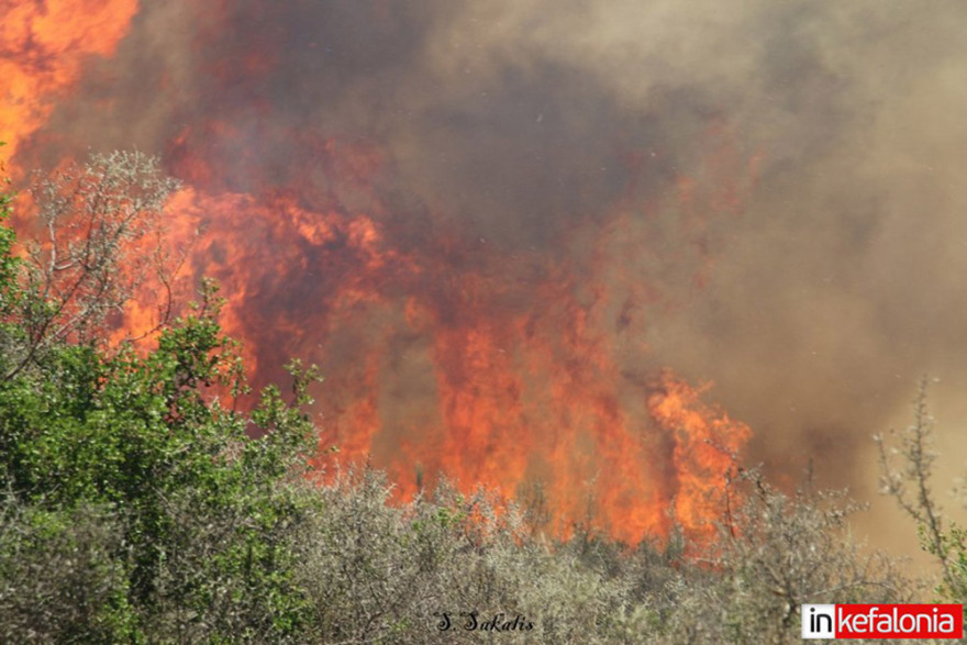 Φωτιά στην Κεφαλονιά: Σε ύφεση το μέτωπο στις Κεραμειές