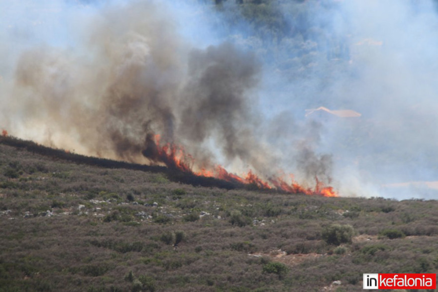 Φωτιά στην Κεφαλονιά: Σε ύφεση το μέτωπο στις Κεραμειές