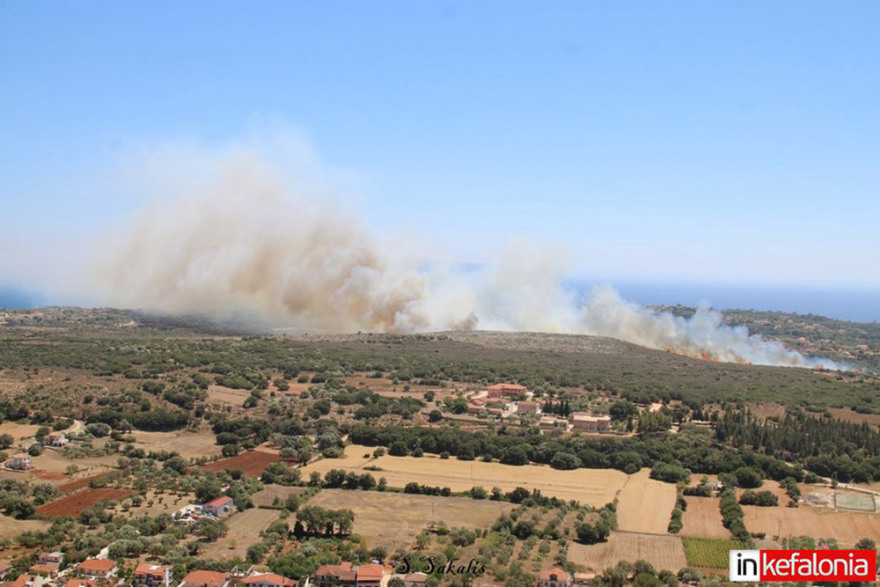 Φωτιά στην Κεφαλονιά: Σε ύφεση το μέτωπο στις Κεραμειές