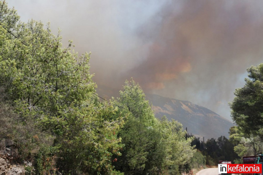 Φωτιά στην Κεφαλονιά: Σε ύφεση το μέτωπο στις Κεραμειές