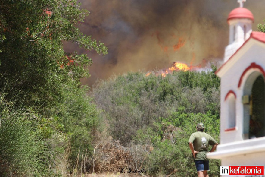 Φωτιά στην Κεφαλονιά: Σε ύφεση το μέτωπο στις Κεραμειές
