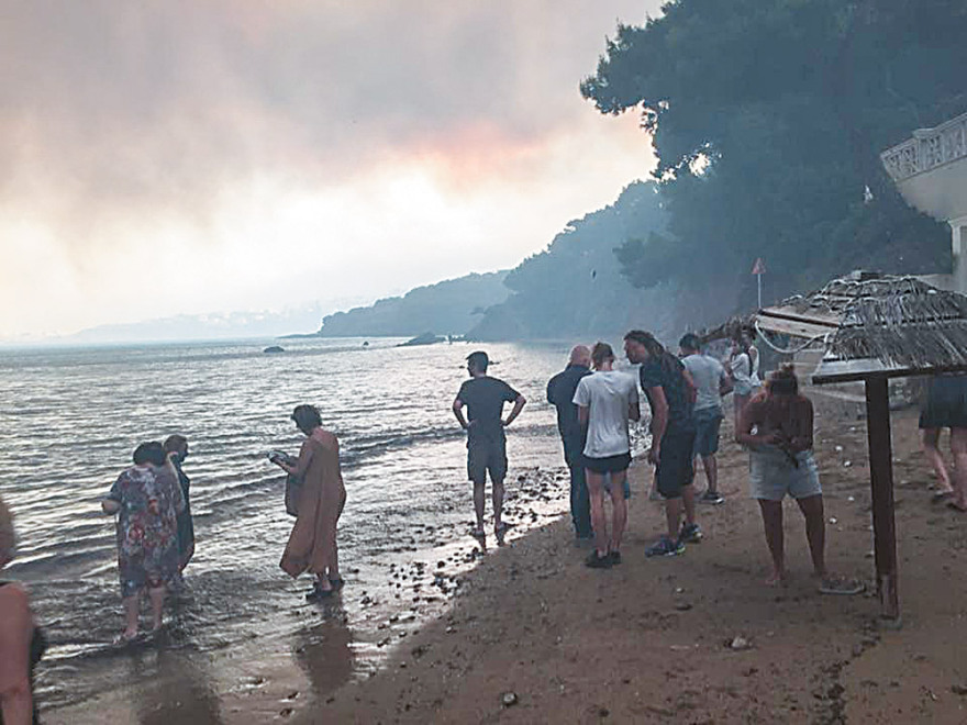 Φωτιά στο Mάτι: Kαθηλωμένα τα ελικόπτερα γιατί ο υπεύθυνος έφυγε με... το κορίτσι