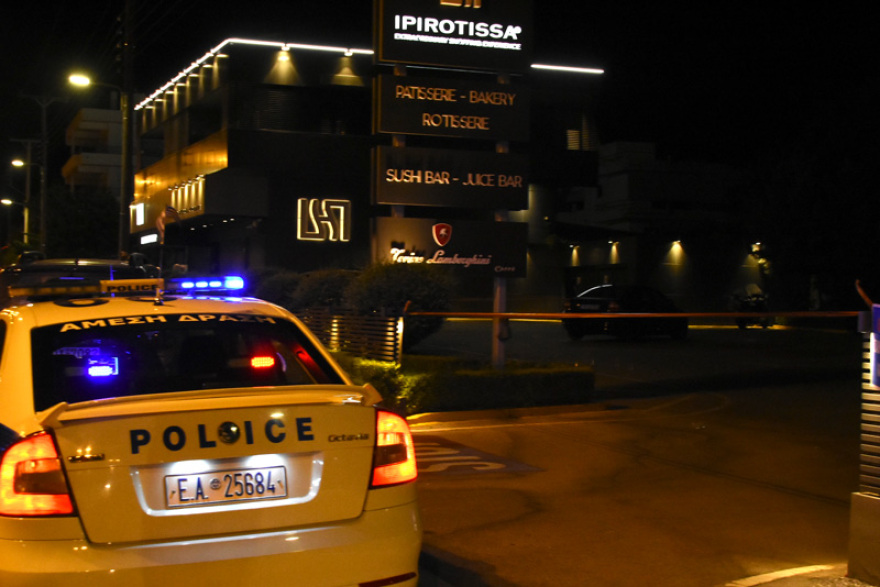 Μαφιόζικη επίθεση στη Βούλα: Στο νοσοκομείο με τραύματα από όπλο ένας άνδρας