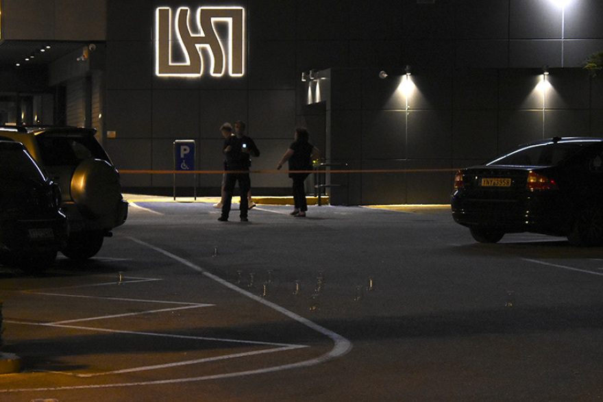 Μαφιόζικη επίθεση στη Βούλα: Στο νοσοκομείο με τραύματα από όπλο ένας άνδρας