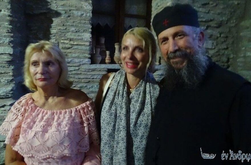 Ελένη Μενεγάκη: Επίσκεψη σε μοναστήρι με τον Μάκη Παντζόπουλο και τη μητέρα της 