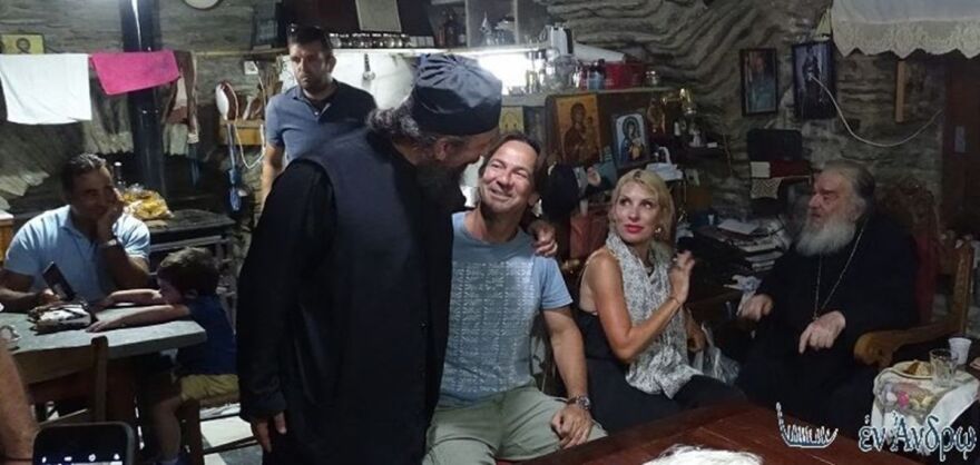 Ελένη Μενεγάκη: Επίσκεψη σε μοναστήρι με τον Μάκη Παντζόπουλο και τη μητέρα της 