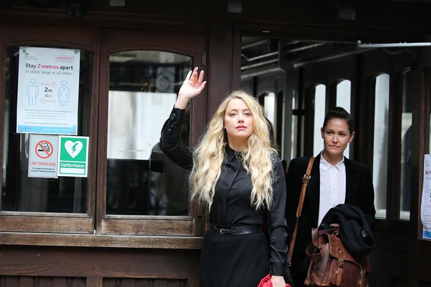 Δίκη Τζόνι Ντεπ - Τελευταία μέρα: H «έφοδος» των θαυμαστών του και η εμφάνιση της Άμπερ Χερντ με τη νέα της σύντροφο