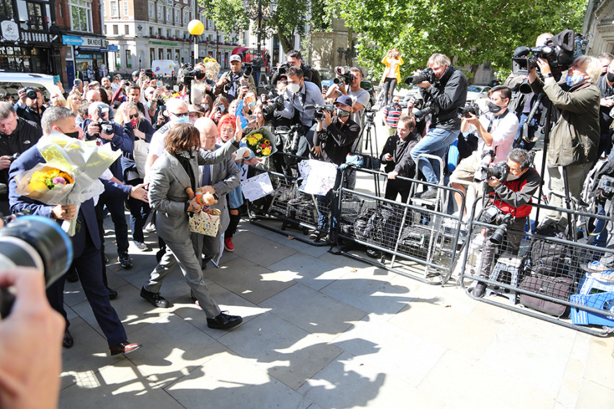 Δίκη Τζόνι Ντεπ - Τελευταία μέρα: H «έφοδος» των θαυμαστών του και η εμφάνιση της Άμπερ Χερντ με τη νέα της σύντροφο