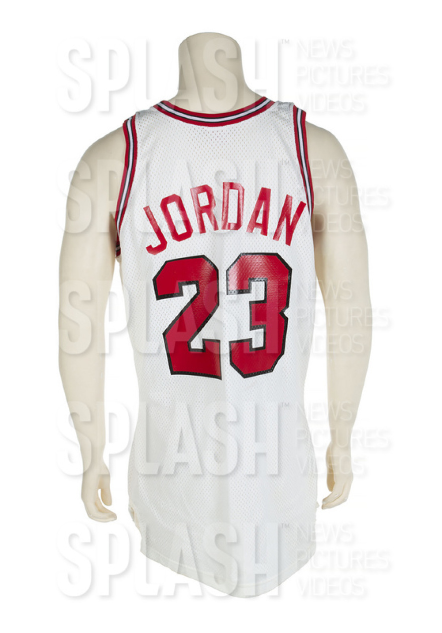 Μαικλ Τζόρνταν: Στις 400.000 δολάρια η πρώτη του φανέλα στους Σικάγκο Μπουλς