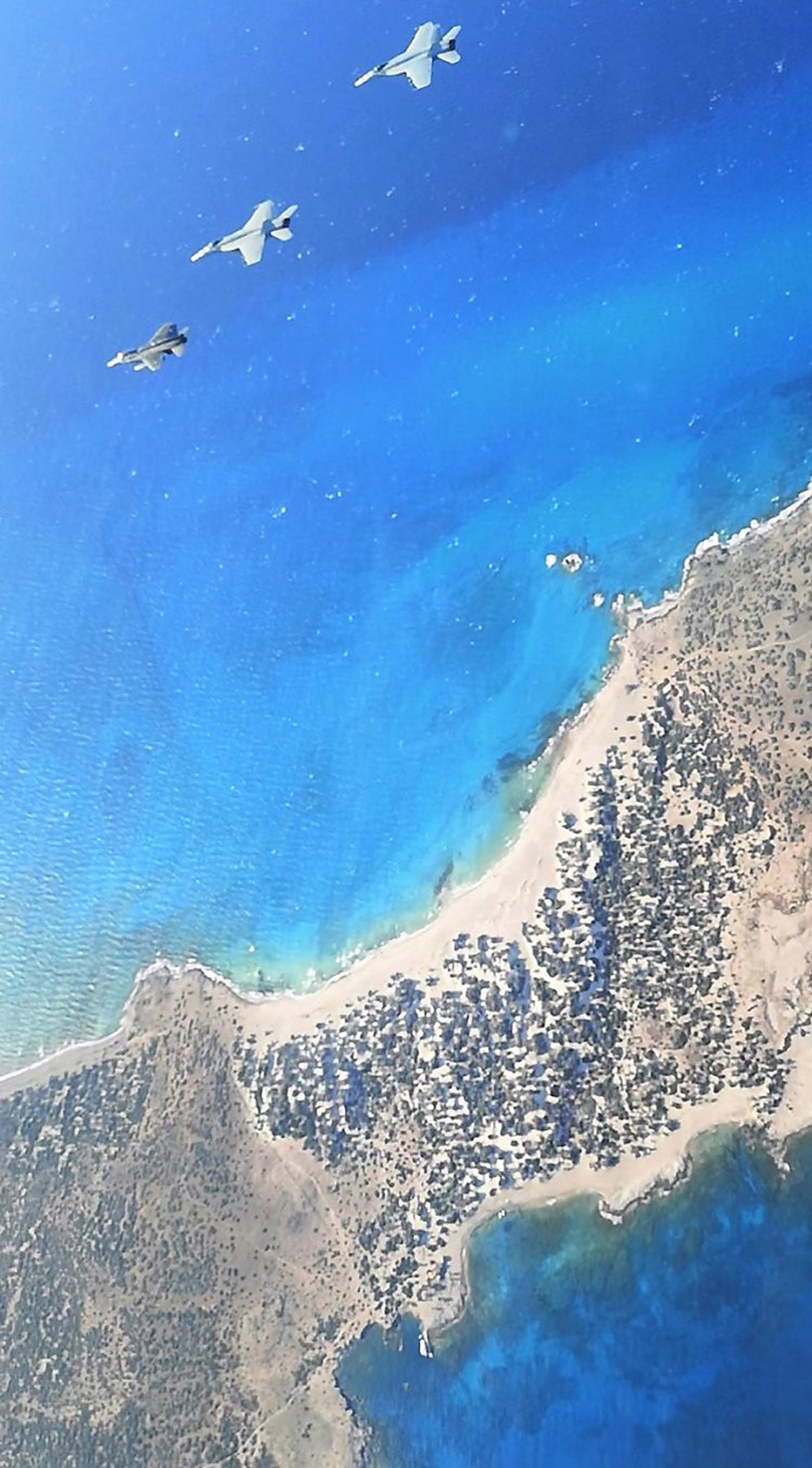 Δείτε φωτογραφίες: Η κοινή άσκηση του «Αϊζενχάουερ» με το Πολεμικό Ναυτικό πριν την απόσυρση του Oruc Reis